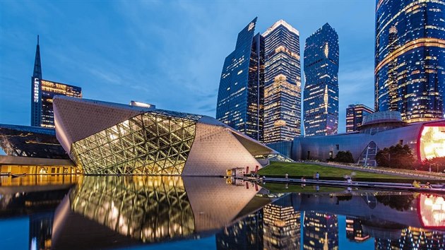 Kivky Zahy Hadidové. Guangzhou Opera House se zrcadlí v hladin Perlové eky v...