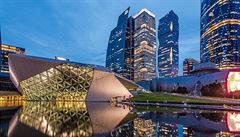 Křivky Zahy Hadidové. Guangzhou Opera House se zrcadlí v hladině Perlové řeky v...