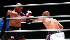 Mike Tyson (v �erném) a Roy Jones Jr. p�i jejich exhibici.