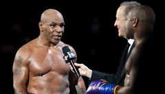 Mike Tyson (v �erném) a Roy Jones Jr. p�i pozápasovém rozhovoru s Jimem Grayem.