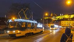 OBRAZEM: Do pražských ulic vyjely vánočně ozdobené tramvaje a retrobus. Jezdit budou do Tří králů