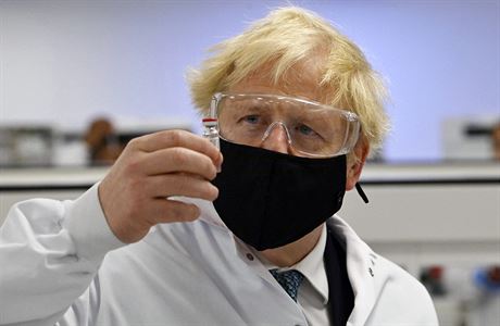 Britský premiér Boris Johnson drží v ruce vakcínu od společnosti AstraZeneca.