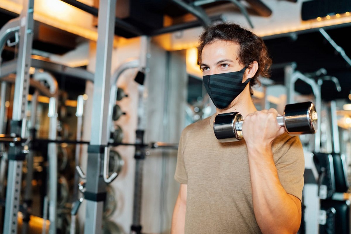 Posilování v rou�ce ve fitness.