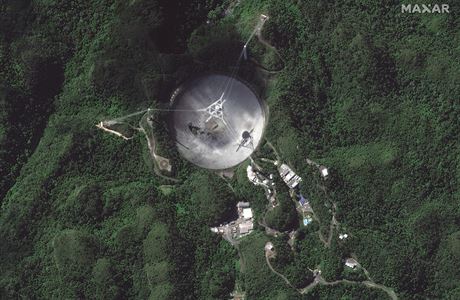 Obří radioteleskop portorické observatoře se rozpadl. Přes půl století hrál zásadní roli ve vesmírném výzkumu