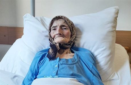 Chorvatsko oslavuje stařenku, která přežila koronavirus. Babičce je devětadevadesát let