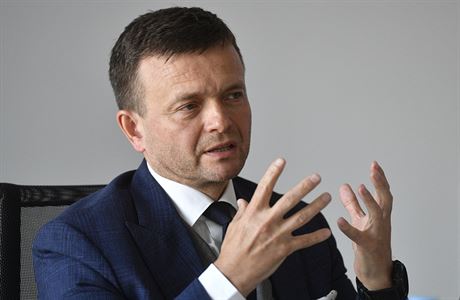 Desítky policistů zasahovaly v sídle Penty na Slovensku. Zadržely spolumajitele Haščáka, obvinily ho z korupce