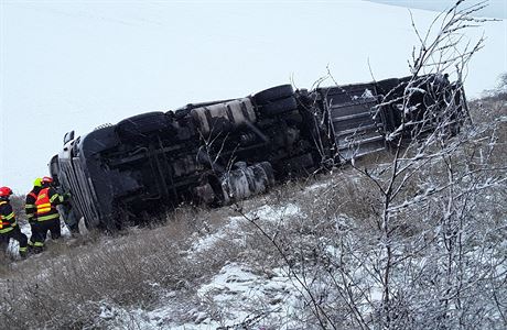 D1 u Brna byla uzavřena kvůli nehodě kamionu. Dopravu v kraji komplikuje sníh, staly se desítky nehod