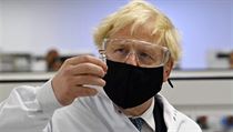 Britsk premir Boris Johnson dr v ruce vakcnu od spolenosti AstraZeneca.