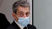 Bývalý francouzský prezident Nicolas Sarkozy přichází k soudu.