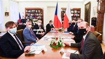 Prezident Milo Zeman (tet zleva) pivtal 9. prosince 2020 na Praskm hrad...