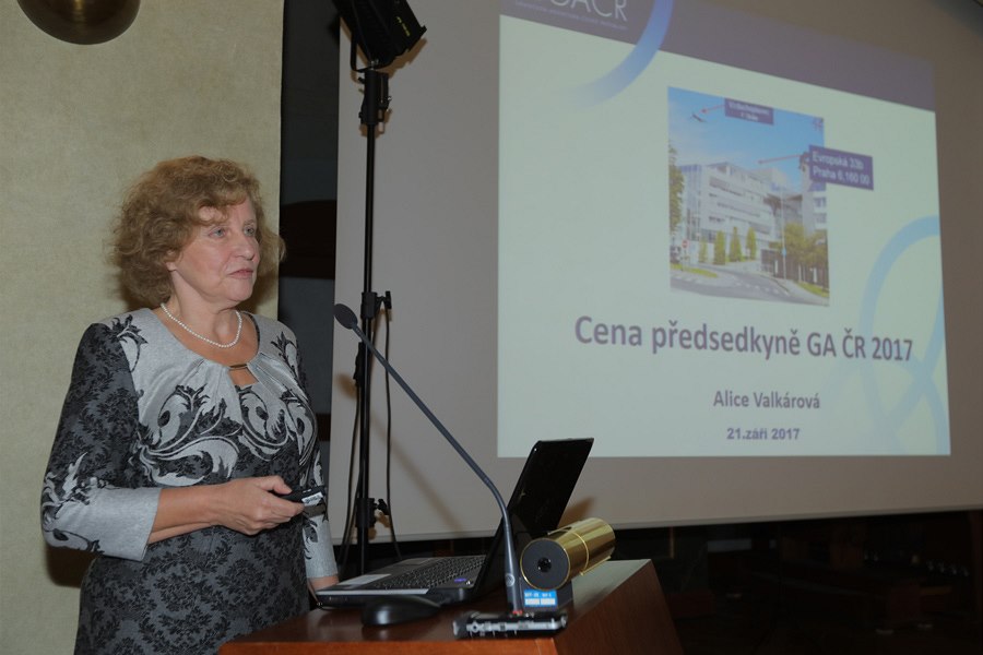 Alice Valkárová, jaderná fyzi�ka a kon�ící p�edsedkyn� Grantové agentury �R.