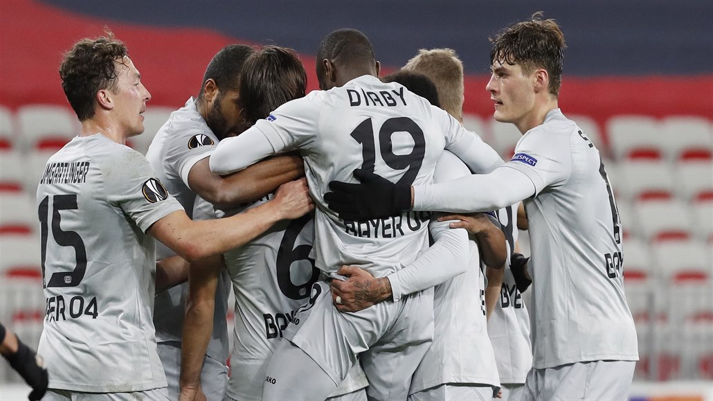 Fotbalisté Bayeru Leverkusen slaví gól na půdě Nice.