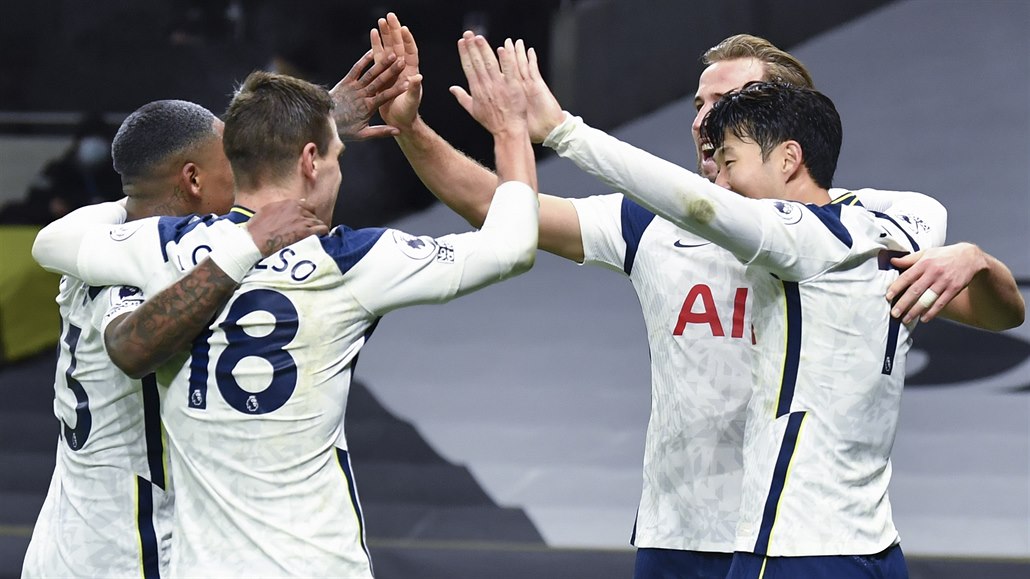 Tottenham porazil 2:0 Arsenal a i po 11. kole vede anglickou ligu