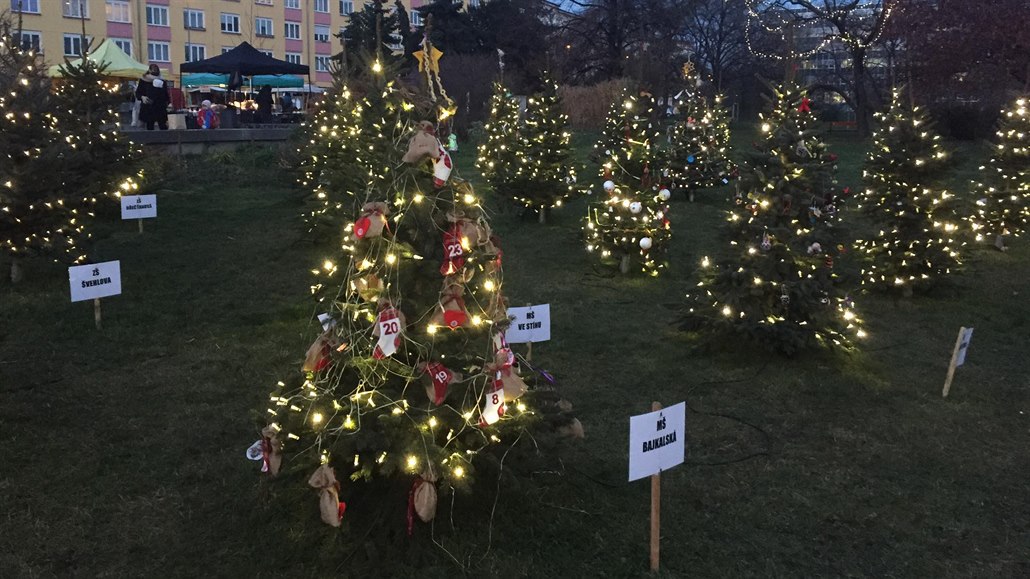 Na Kubánském námstí kadoron stojí stromky vyzdobené dtmi.