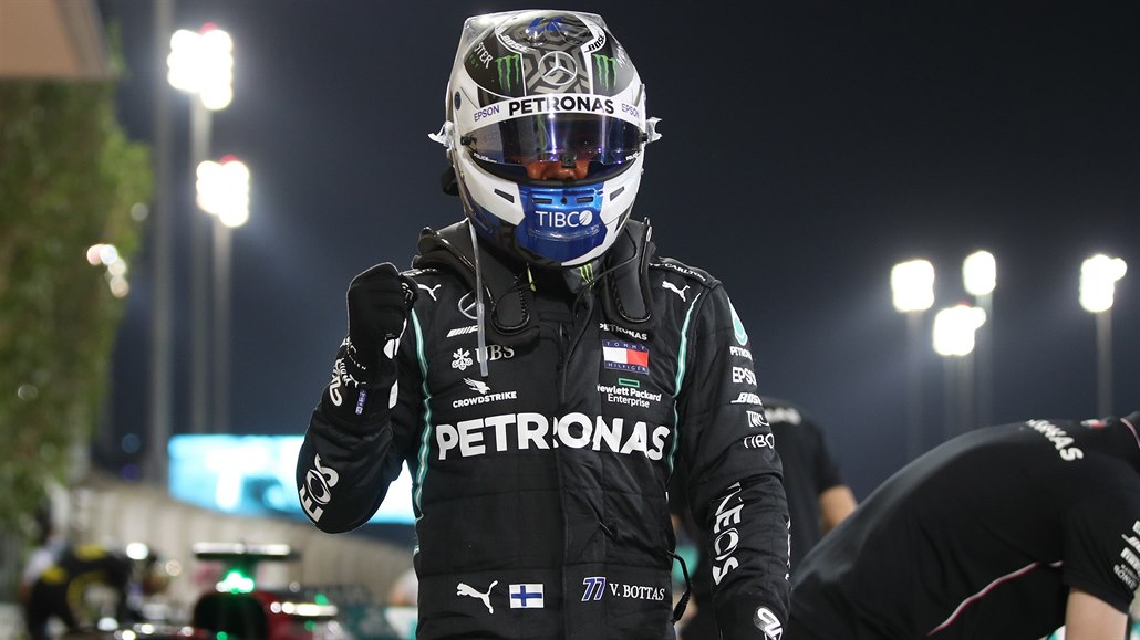 Valtteri Bottas se raduje z vítězství v kvalifikaci.