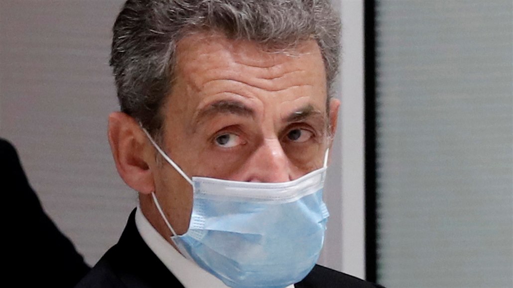 Bývalý francouzský prezident Nicolas Sarkozy pichází k soudu.