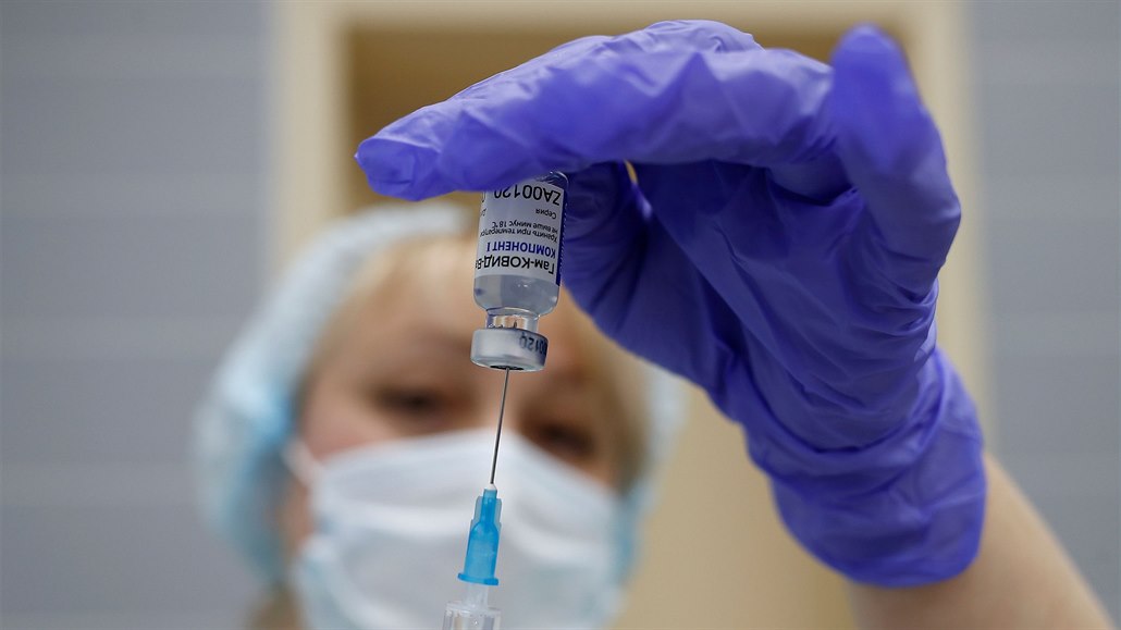 Zdravotnice nabírá do stříkačky vakcínu proti koronaviru.