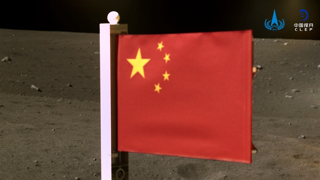 Čínská národní vlajka na Měsíci.