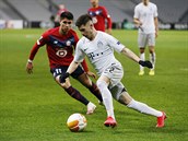 Lille vs. Sparta, Evropská liga:Sran Plavsic uniká Luizi Araujovi.