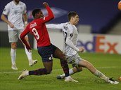 Gent vs. Liberec, Evropská liga: Jonathan David se snaí zastavit Ladislava...