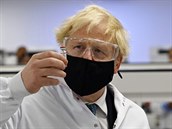 Britský premiér Boris Johnson drí v ruce vakcínu od spolenosti AstraZeneca.