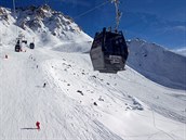 Lyování ve francouzských Alpách.