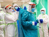 Lékai z Nemocnice na Bulovce nosí speciální ochranné obleky.