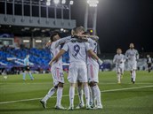 Fotbalisté Realu Madrid slaví postup do osmifinále Ligy mistr.