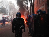 Na paíských protestech proti policejní brutalit propuklo násilí. Desítky...