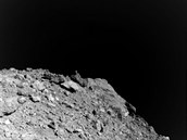 Snímek povrchu asteroidu Rjuga