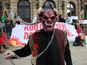 erti z Greenpeace protestují proti spalování uhlí.