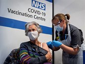Okování vakcínou proti covidu v Británii.