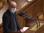 Ministr zdravotnictví Jan Blatný (za ANO) hovoí na mimoádné schzi Poslanecké...
