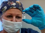 Zdravotní sestika drí v ruce ampulku s vakcínou proti koronaviru.