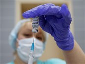 Zdravotnice nabírá do stíkaky vakcínu proti koronaviru.