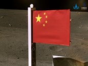 Čína je druhou zemí, která dokázala umístit svou vlajku na Měsíc
