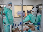 Na snímku Jan Berouek (vpravo) vyetuje pacienta s covidem-19.