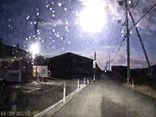 Snímek padajícího záivého meteoru nad japonskou prefekturou Tokuima,...