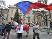 Desítky podnikatelů vyšly v Praze protestovat proti vládě. Viní ji z neschopnosti řešit krizi