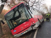 Nehoda autobusu a osobního auta v Kolodjích