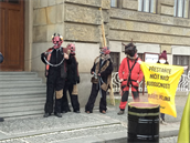 Protest aktivist z Greenpeace proti uhlí ped ministerstvem prmyslu v Praze.