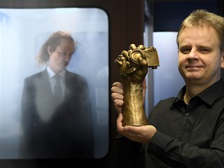 Fotoreportér ČTK Roman Vondrouš pózuje 2. prosince 2020 v Praze s cenou za...