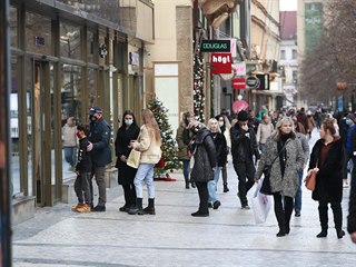 V centru Prahy se ped obchody tvoily fronty.