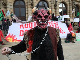 erti z Greenpeace protestuj proti spalovn uhl.