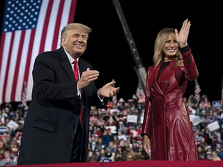 Donald Trump se svou enou Melani v Georgii podpoil tamn republiknsk...