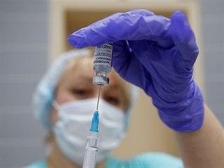 Zdravotnice nabr do stkaky vakcnu proti koronaviru.