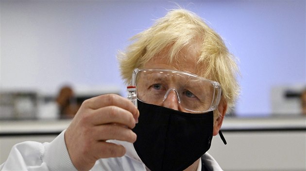 Britský premiér Boris Johnson drí v ruce vakcínu od spolenosti AstraZeneca.