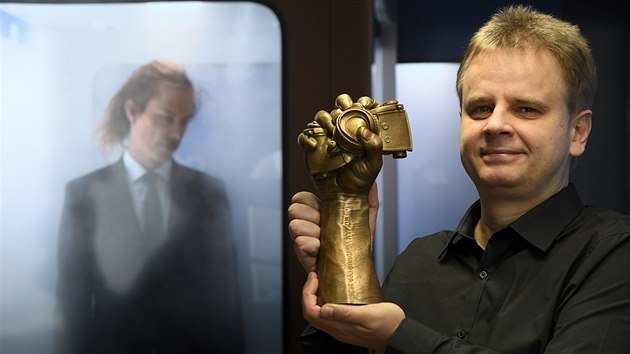 Fotoreportér �TK Roman Vondrou� pózuje 2. prosince 2020 v Praze s cenou za...