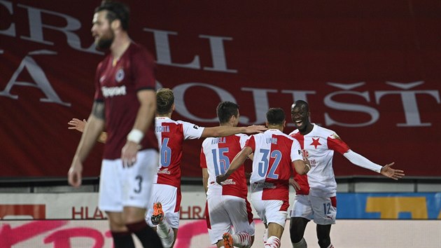Abdallah Sima (vpravo) ze Slavie pijímá gratulaci ke gólu od spoluhrá. V...