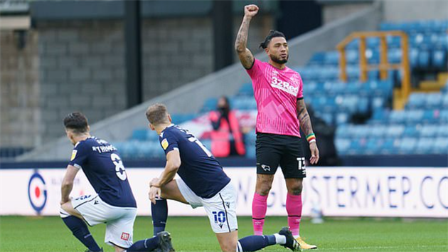 Fotbalisté Millwallu a Derby County vyjadují podporu hnutí Black Lives Matter.